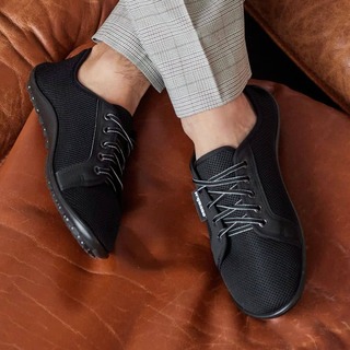 Les #leguano #city sont un modèle qui s'accorde avec les tenues sportives comme avec les tenues plus élégantes. Disponible du 36 au 47, en noir ou en bleu, avec toujours le même #confort pour les #pieds.
Fabriqué en Allemagne. 
👣
#chaussuressouples #chaussuresphysiologiques #minimalistes #barefootfrance #barefootshoes #chaussuresbarefoot  #chaussuresconfort #instashoes